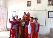 Guru di Dampelas Terbantu Buku Kamus Bergambar Bahasa Daerah