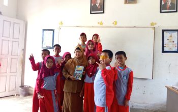 Guru di Dampelas Terbantu Buku Kamus Bergambar Bahasa Daerah