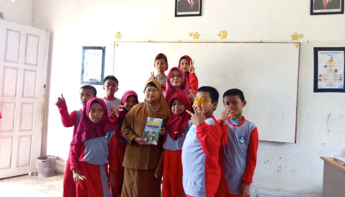 Guru di Dampelas Terbantu Buku Kamus Bergambar Bahasa Daerah