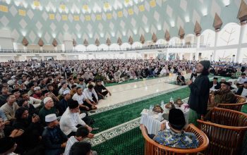Gubernur Anwar Hafid Hadirkan Ustaz Hanan Attaki, Ribuan Jemaah Padati Masjid Raya Baitul Khairaat