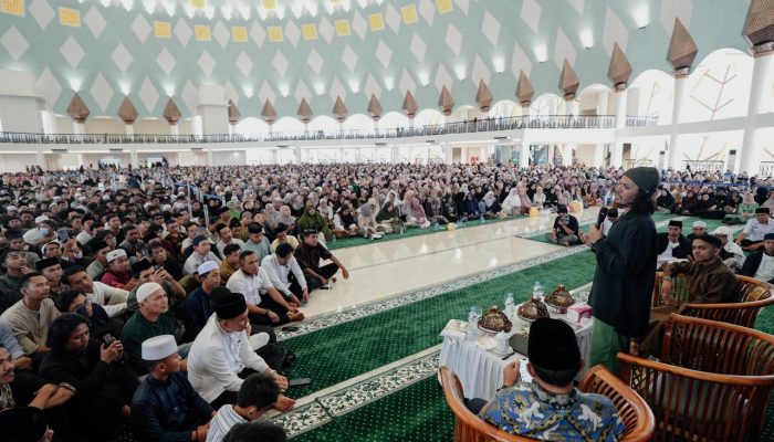 Gubernur Anwar Hafid Hadirkan Ustaz Hanan Attaki, Ribuan Jemaah Padati Masjid Raya Baitul Khairaat