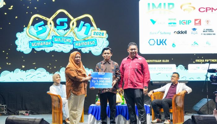 Guru Viral Perbaiki Pintu Kelas, Najib Nadir Terima Apresiasi Pemprov Sulteng di HUT ke-62