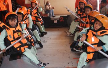 Puluhan Siswa TK Aisyiyah XIII Pengawu Belajar Tugas Basarnas di Kantor SAR Palu