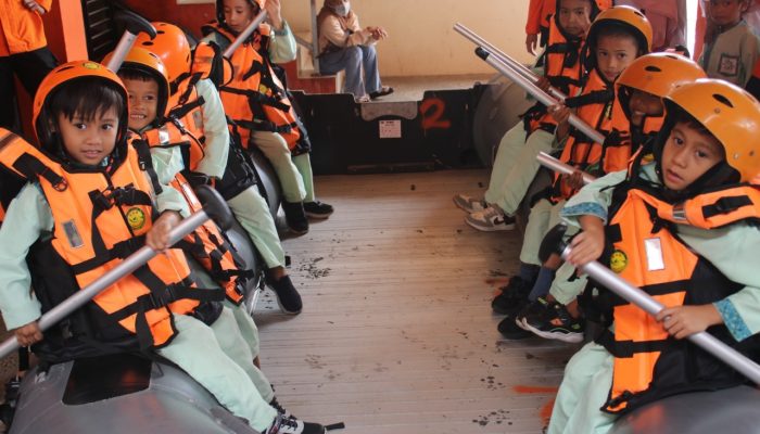 Puluhan Siswa TK Aisyiyah XIII Pengawu Belajar Tugas Basarnas di Kantor SAR Palu