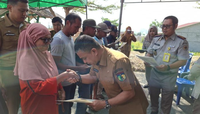 180 Warga Balaroa Terima Sertifikat Huntap Langsung dari Wali Kota Palu