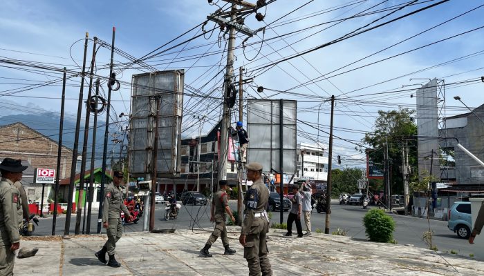 Pemkot Palu Tertibkan Kabel Semrawut di Jalan Basuki Rahmat, Kota Jadi Lebih Rapi