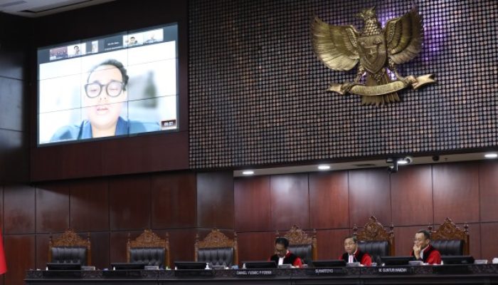 Uji Materi UU LLAJ: MK Diminta Tegaskan Larangan Merokok dan Main HP saat Berkendara