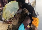 Seorang Ibu di Touna Melahirkan di Atas Perahu Saat Menuju RS Wakai
