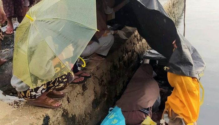 Seorang Ibu di Touna Melahirkan di Atas Perahu Saat Menuju RS Wakai