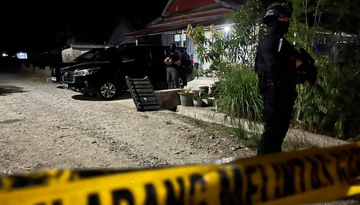 Densus 88 Ringkus 8 Terduga Teroris Jaringan MIT di Parimo dan Poso