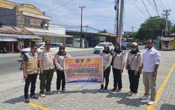 Edukasi Warga, Satpol PP Palu Turun ke Lampu Merah Kampanyekan Kebersihan