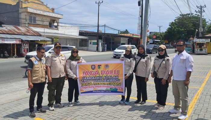 Edukasi Warga, Satpol PP Palu Turun ke Lampu Merah Kampanyekan Kebersihan