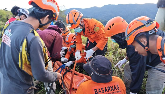 Lima Pendaki Tersambar Petir di Puncak Gunung Monrolo Maros, Satu Meninggal