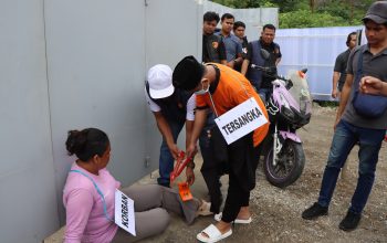 Rekonstruksi Pembunuhan di Ampana, Tersangka Tusuk Korban Berkali-kali