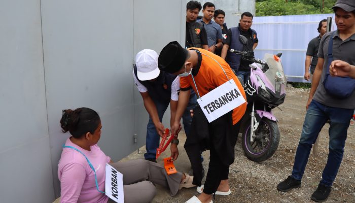 Rekonstruksi Pembunuhan di Ampana, Tersangka Tusuk Korban Berkali-kali