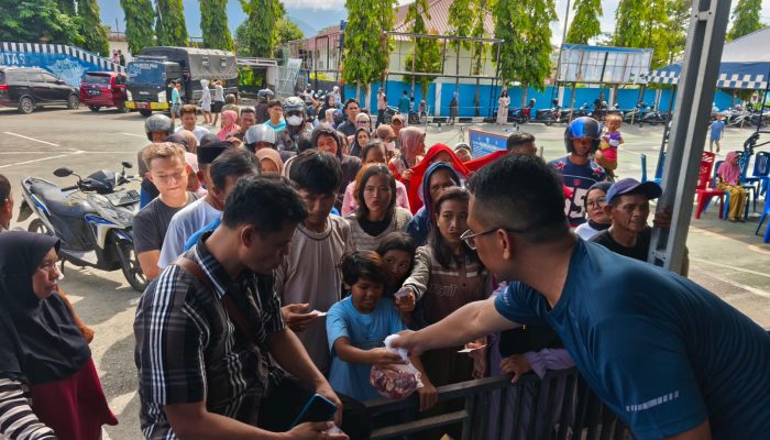 Suasana Hangat Warnai Penyerahan Daging Hewan Kurban di Mako Polresta Palu