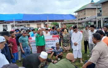 Bupati Ilham Lawidu Serahkan Sapi Kurban Presiden di Masjid Miftahul Khairat