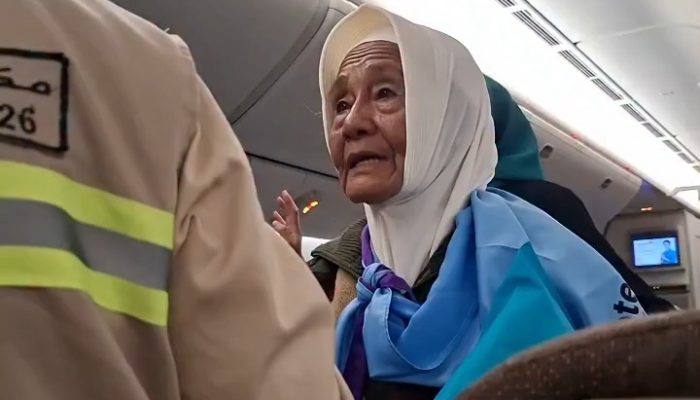 Viral! Nenek Calon Haji Minta Turun dari Pesawat, Ternyata Lupa Kasih Makan Ayam