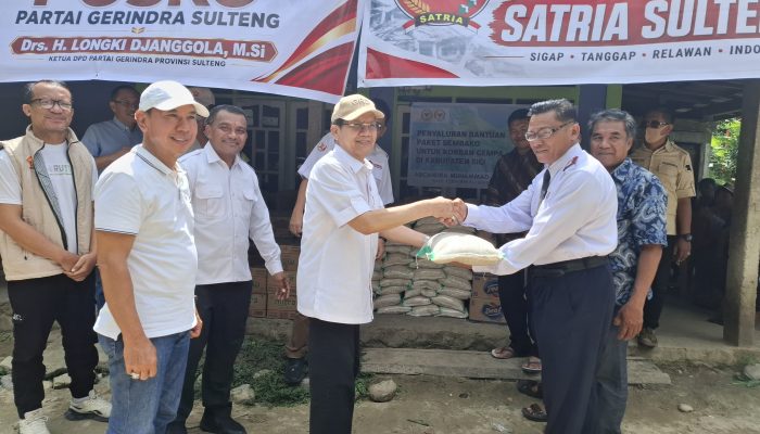 Longki Djanggola Serahkan Bantuan dan Tinjau Rumah Rusak Akibat Gempa di Sigi