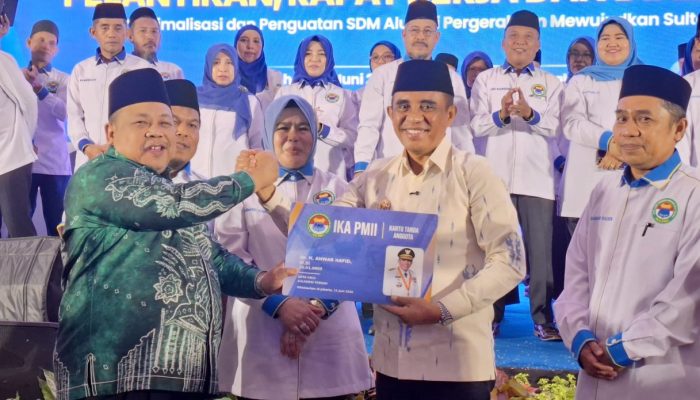 Ketua PB IKA PMII Serahkan SK Anggota Kehormatan kepada Gubernur Anwar Hafid
