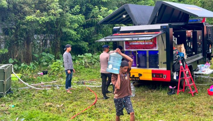 Brimob Sulteng Suplai 200 Galon Air Bersih per Hari untuk Warga Terdampak Gempa di Sigi