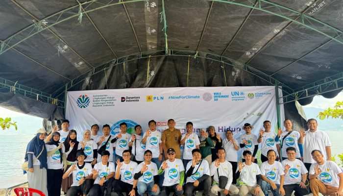 PLN UPT Palu Tanam Mangrove di Pantai Layana, Perkuat Upaya Mitigasi Perubahan Iklim
