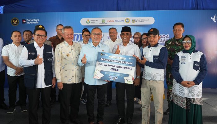 Anwar Hafid Dampingi Zulkifli Hasan Serahkan Bantuan Pupuk untuk Petani Sigi