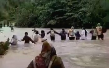 Tak Mau Warga Terus Bertaruh Nyawa, Anwar Hafid Bangun Jembatan Gantung dengan Dana Pribadi