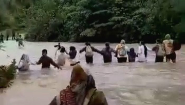 Tak Mau Warga Terus Bertaruh Nyawa, Anwar Hafid Bangun Jembatan Gantung dengan Dana Pribadi