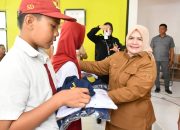 Wabup Surya Serahkan Bantuan Seragam Sekolah untuk 7.204 Peserta Didik Baru