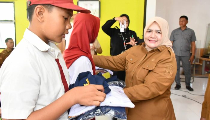 Wabup Surya Serahkan Bantuan Seragam Sekolah untuk 7.204 Peserta Didik Baru