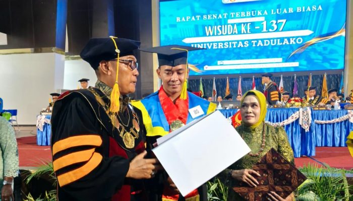 Wisudawan FH Untad Raih Predikat Terbaik Tingkat Universitas dengan IPK 3,96