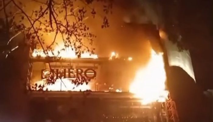 Mall Nipah Makassar Kebakaran, Pengunjung Berhamburan Keluar