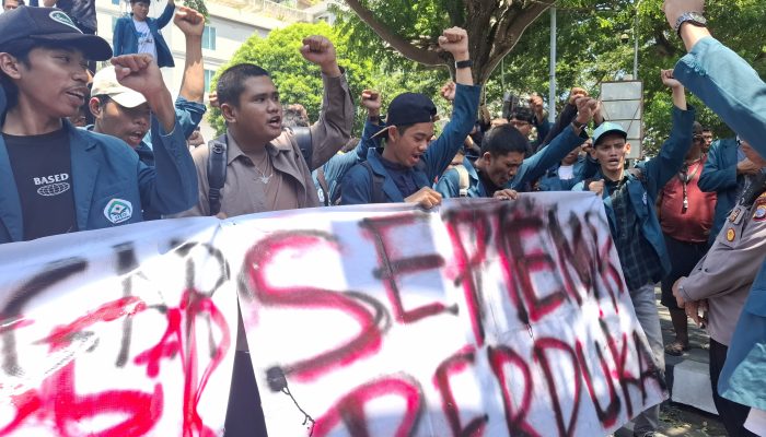 Mahasiswa UIN Datokarama Palu Demo di DPRD Sulteng, MBG dan KDMP Disorot