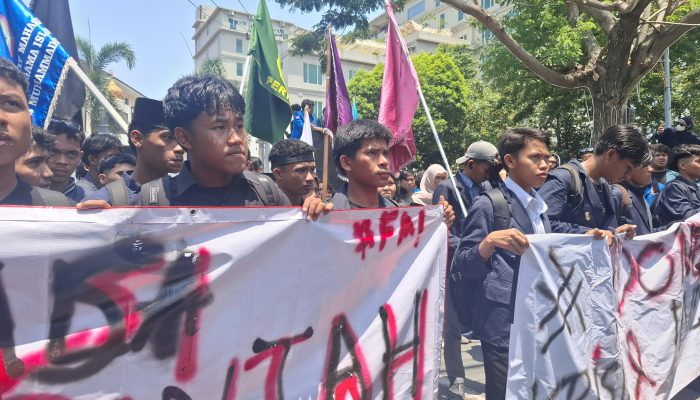 Mahasiswa dari 3 Kampus di Palu Demo di DPRD Sulteng, Ini 14 Tuntutan yang Dibawa