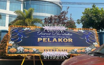 Karangan Bunga Pelakor Viral di Depan Bank, Polda Sulteng Turun Tangan