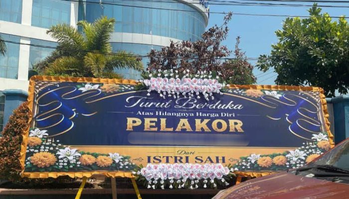 Karangan Bunga Pelakor Viral di Depan Bank, Polda Sulteng Turun Tangan