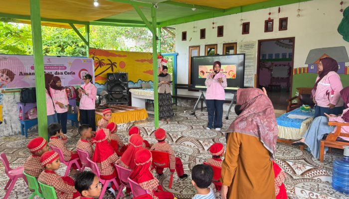 Srikandi PLN UPT Palu Kenalkan Bahaya Listrik kepada Anak TK Nur Azizah