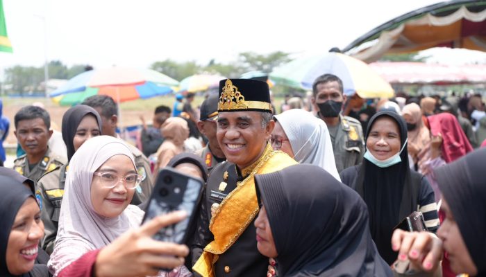 Aksi Humanis Anwar Hafid di HUT Buol ke-27, Tunda Sambutan demi Peserta Upacara dan Salurkan 5.000 Paket Sembako